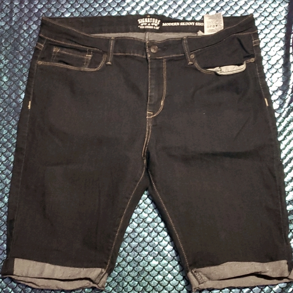 Levi navy Capri shorts